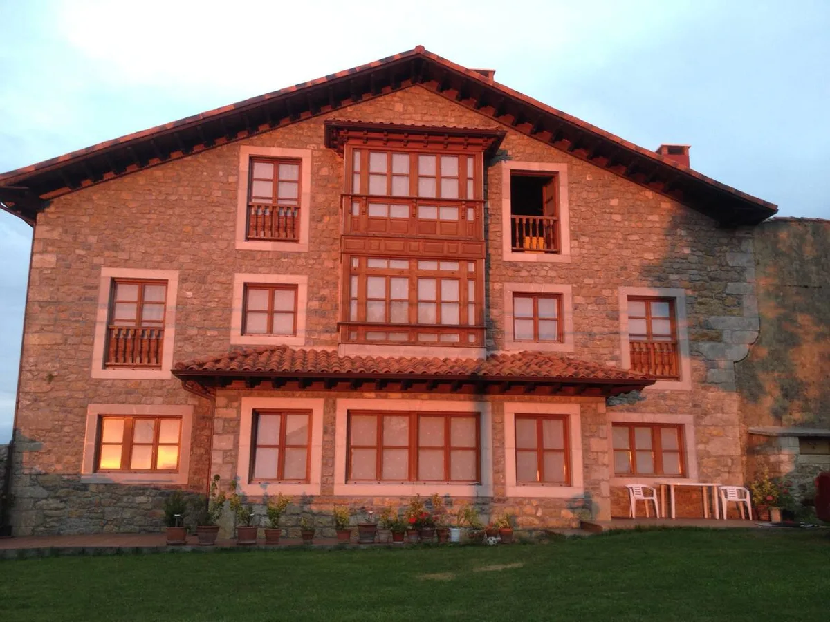 Fachada de piedra de La Casona de la Bisa