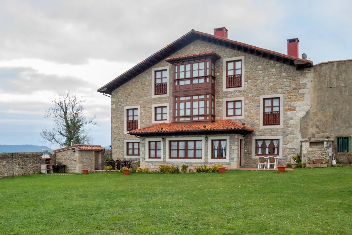 Fachada de La Casona de la Bisa, casona de piedra en Asturias